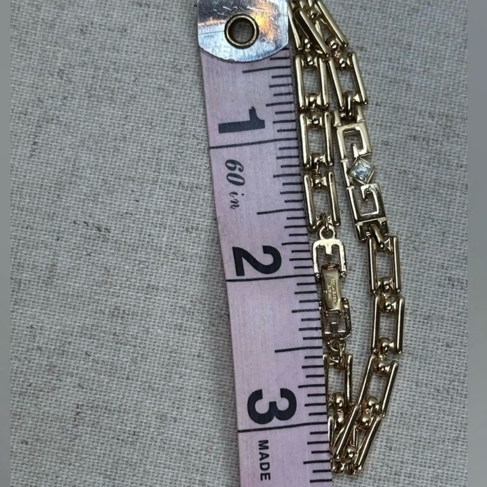 Elegant Givenchy Gold Link Bracelet - Picture 6 of 6
